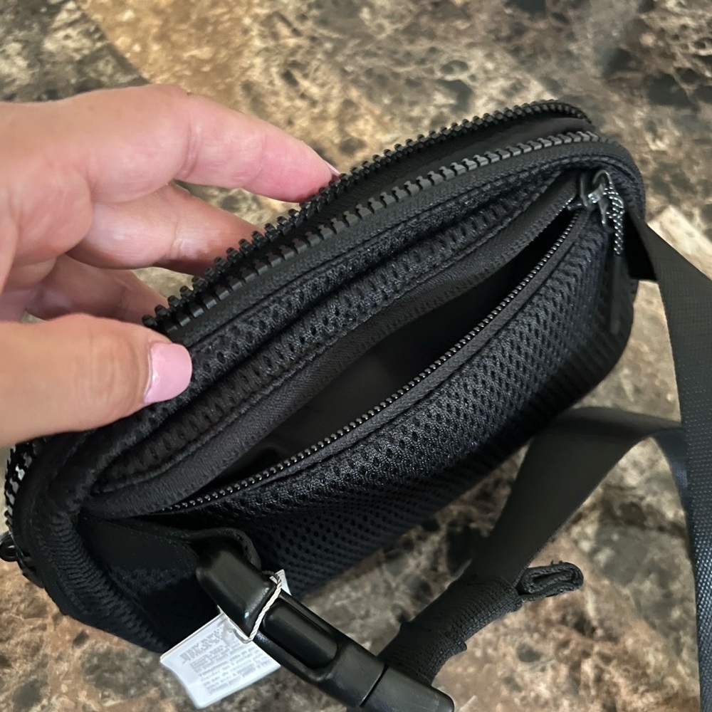 lululemon everywhere belt Bag knit mesh black color one size 1L NWT - Picture 9 of 12